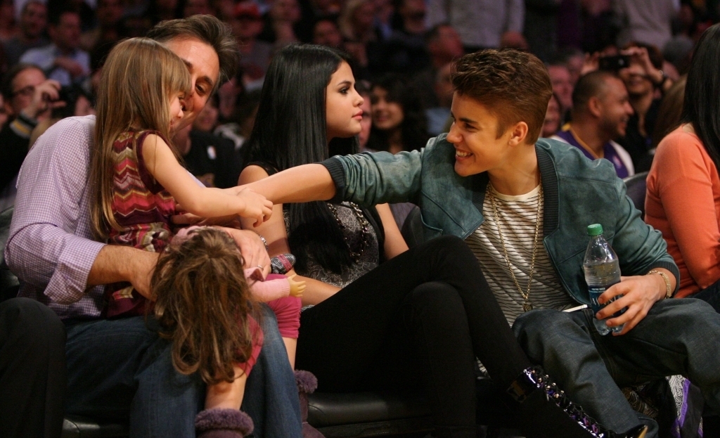 Justin-Bieber-y-Selena-Gomez-se-besan-en-partido-de-los-Lakers-4